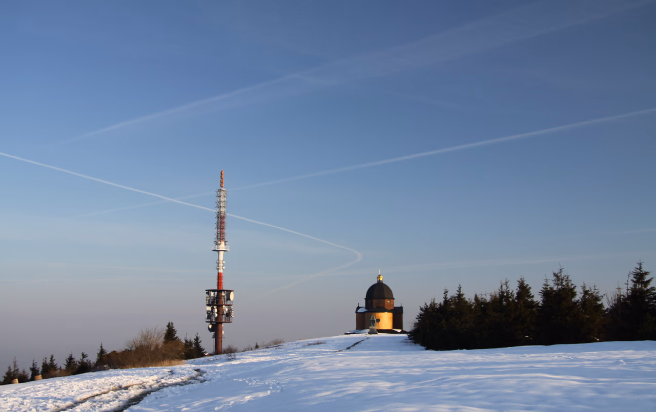 Šindelem obložená kaple sv. Cyrila a Metoděje se zvonicí