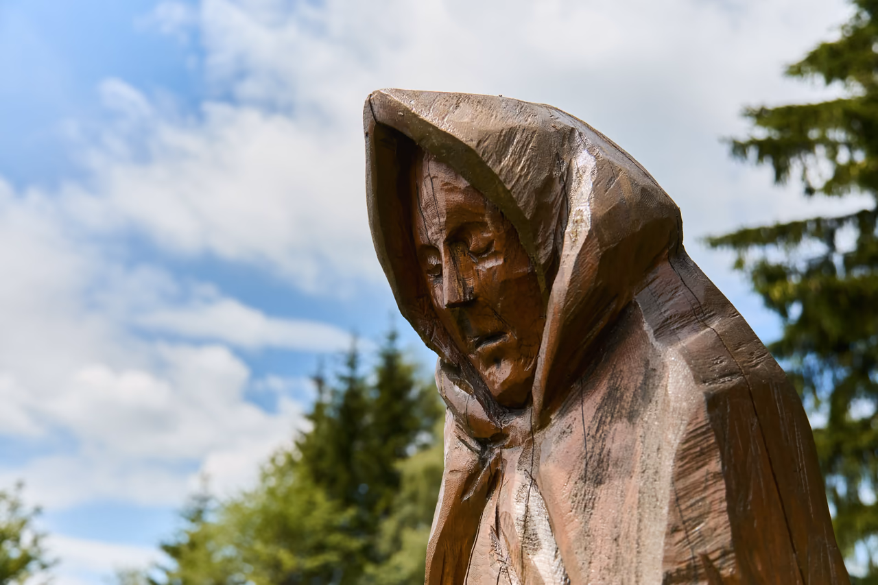 Detail of a wooden sculpture of a woman in the Galerie v přírodě by Čarták