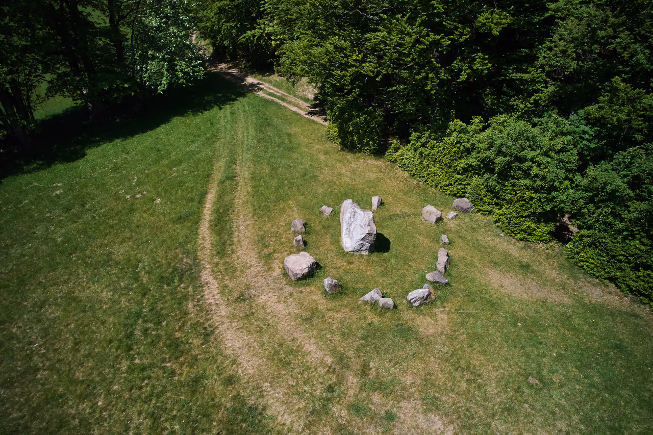 Dolmen života a smrti z výšky - ústredný kameň a kruh kameňov na lúke nad osadou
