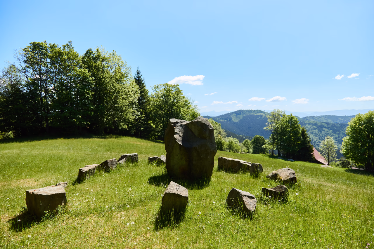 Dolmen života a smrti zo zeme - ústredný kameň v kruhu menších kameňov, v pozadí hrebene Javorníkov