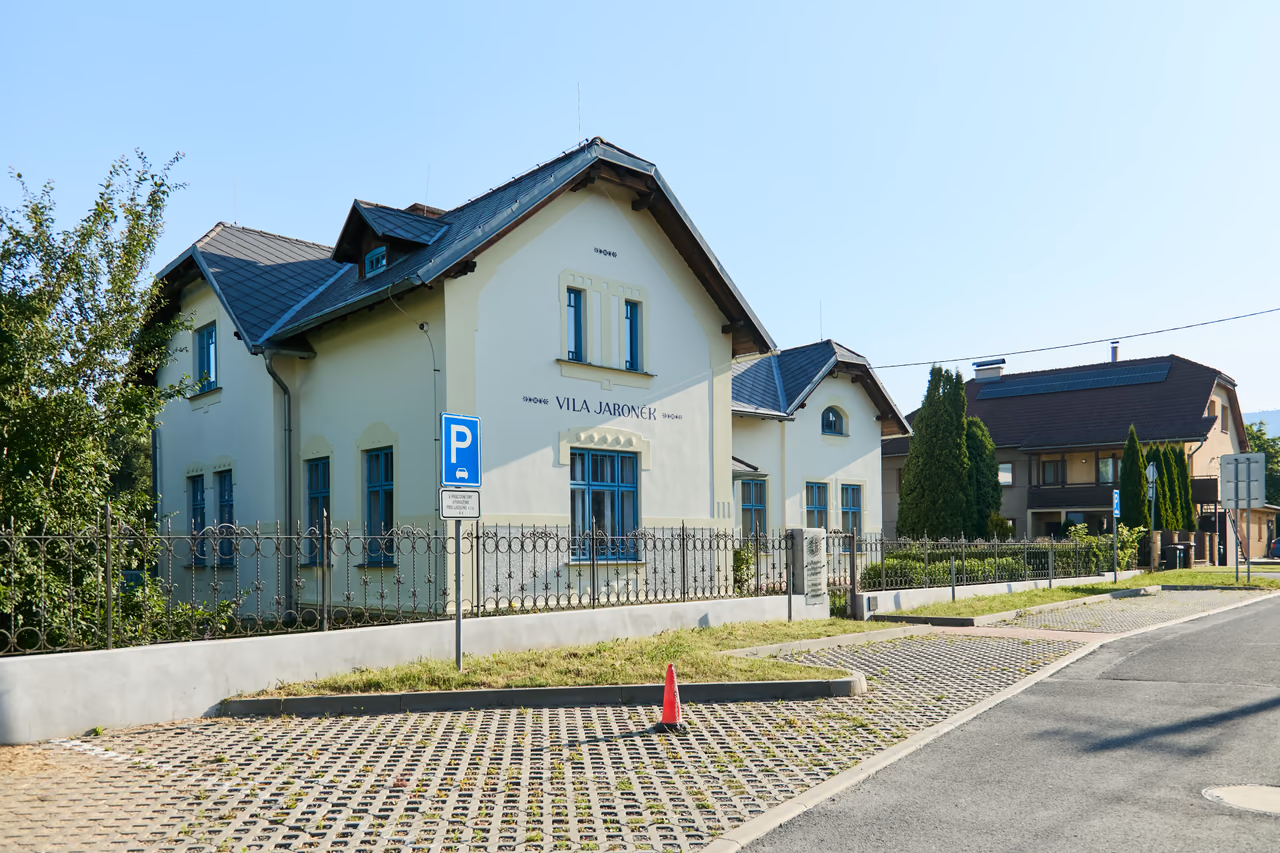 Jaroňkova vila za kovaným plotem, pohled od ulice Čechova