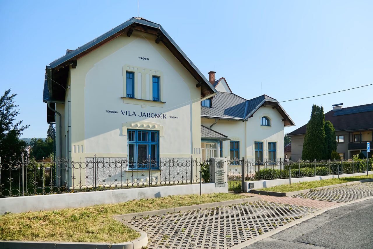 Jaroňkova vila v ulici Čechova v Rožnově pod Radhoštěm s nápisem Vila Jaroněk ve štítu