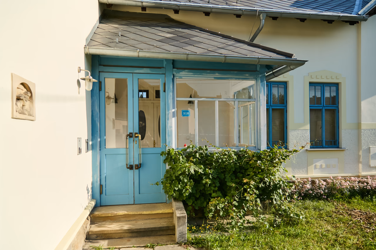 Vchod do Jaroňkovy vily: prosklená veranda, světle modré dveře a číslo popisné 518