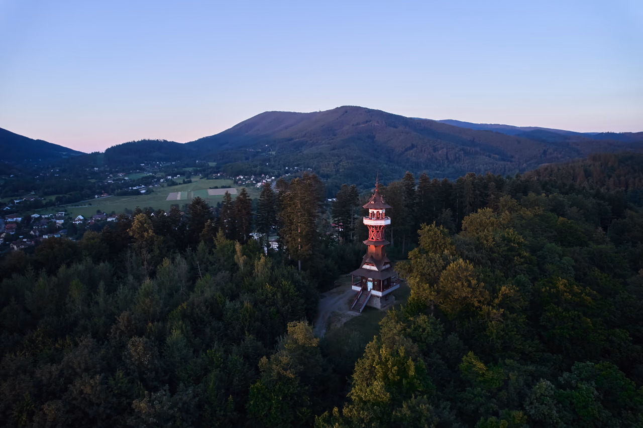 Luftbild des Jurkovič-Aussichtsturms auf dem Karlův kopec über der Valašská dědina