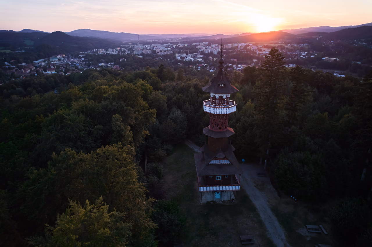 Luftbild des Jurkovič-Aussichtsturms auf dem Karlův kopec über der Valašská dědina