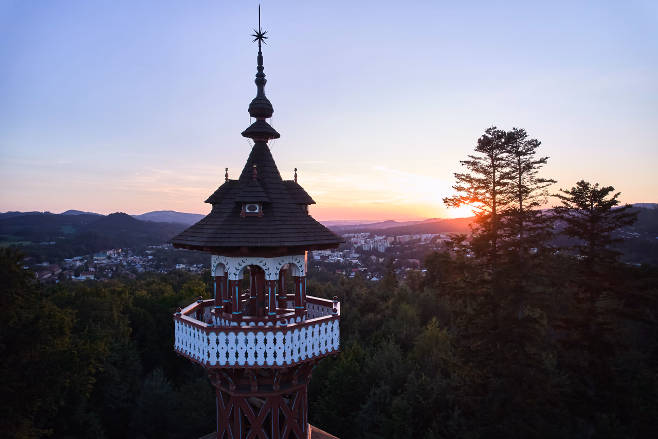 Luftbild des Jurkovič-Aussichtsturms auf dem Karlův kopec über der Valašská dědina