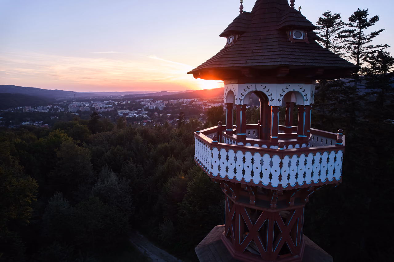 Luftbild des Jurkovič-Aussichtsturms auf dem Karlův kopec über der Valašská dědina