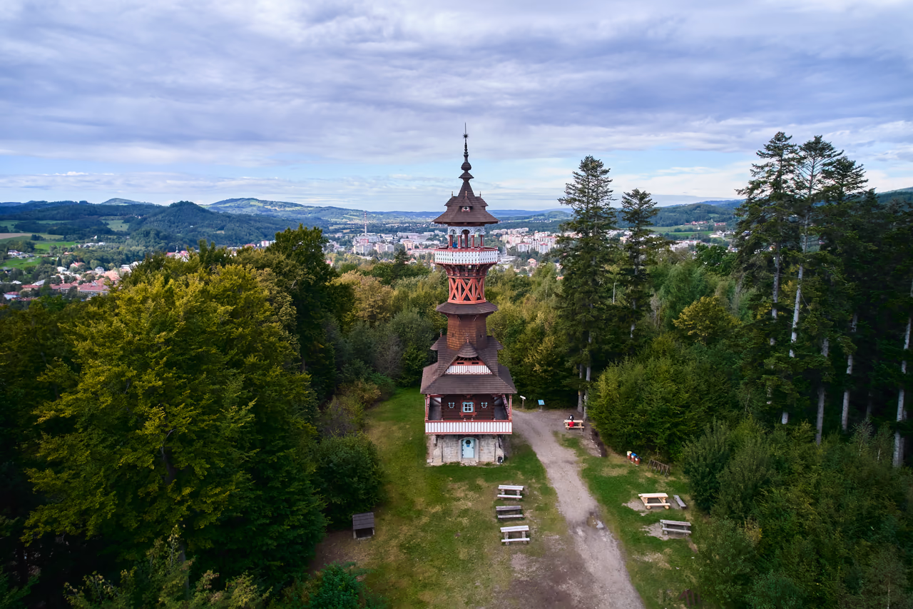 Luftbild des Jurkovič-Aussichtsturms auf dem Karlův kopec über der Valašská dědina