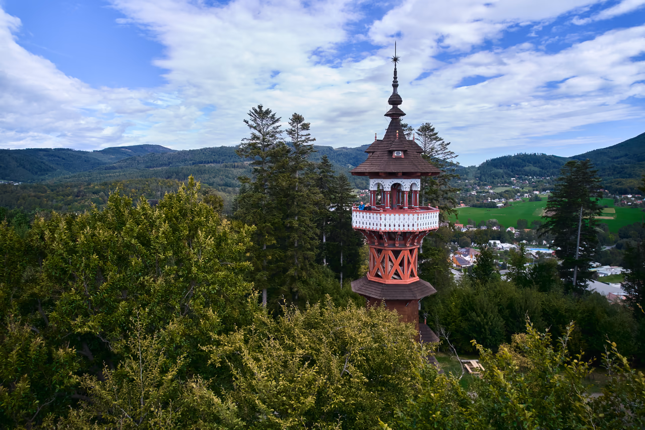 Luftbild des Jurkovič-Aussichtsturms auf dem Karlův kopec über der Valašská dědina