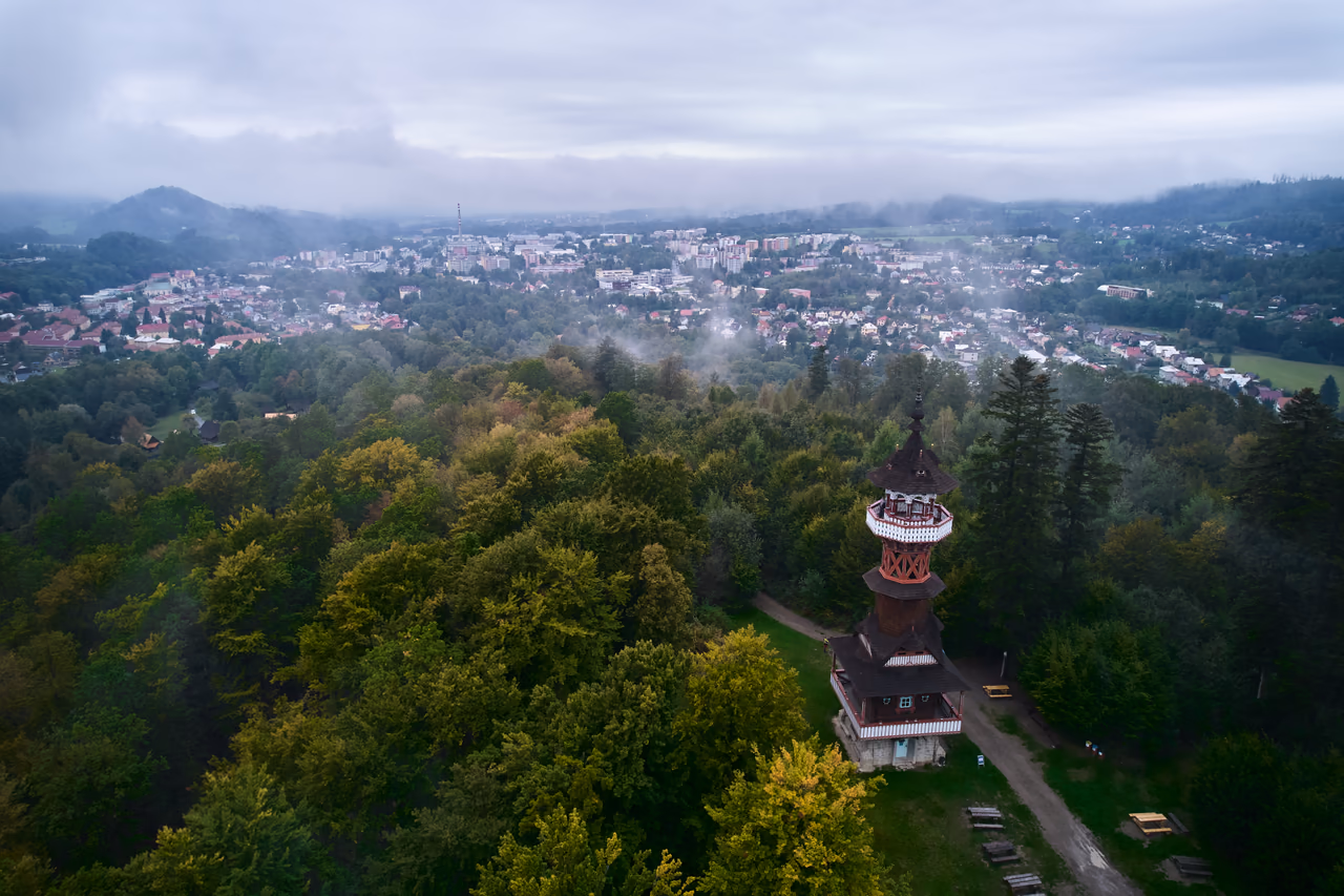 Luftbild des Jurkovič-Aussichtsturms auf dem Karlův kopec über der Valašská dědina