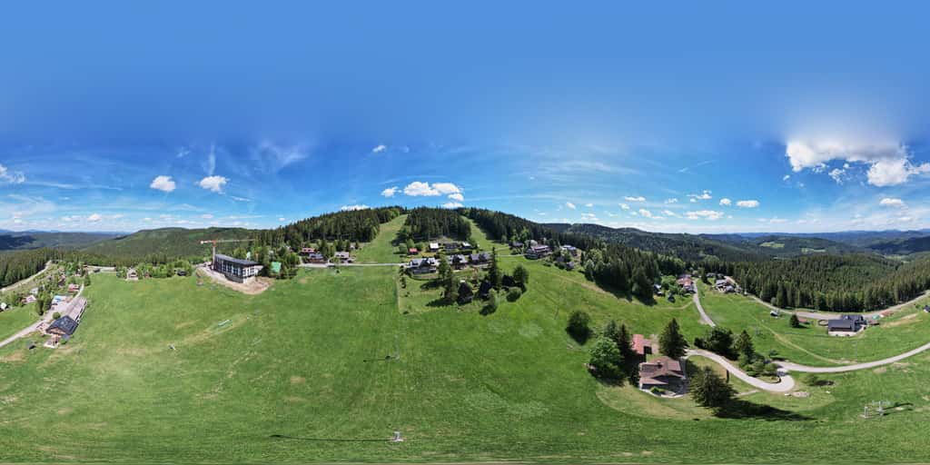 360° pohled z dronu nad osadou Kasárne se sjezdovkou a chalupami