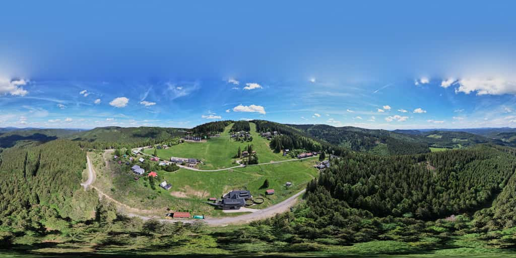 360° pohled z dronu nad Kasárnami z většího odstupu, dokola hřebeny Javorníků