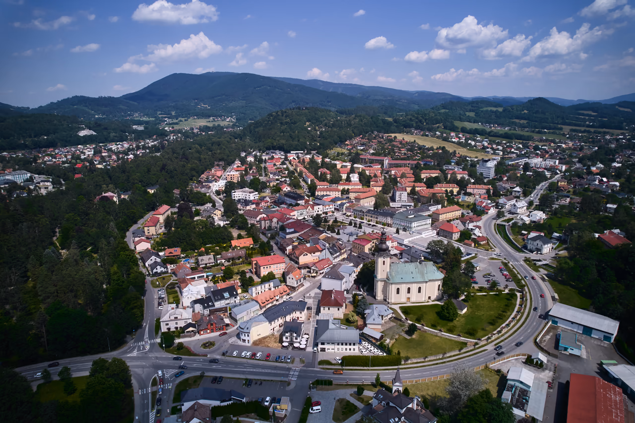 Widok z lotu ptaka na centrum Rožnova z kościołem Wszystkich Świętych na pierwszym planie i placem Masaryka za nim