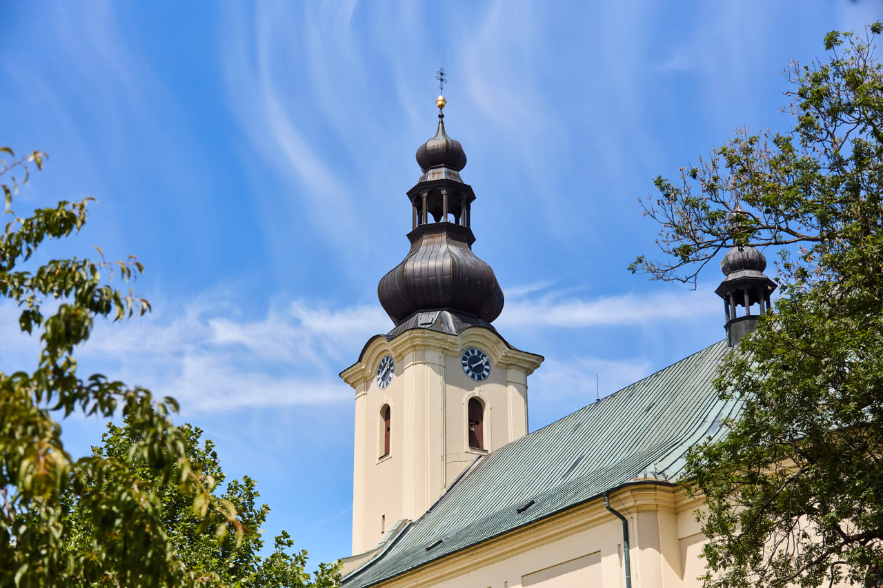 Cebulasta bania wieży kościelnej z latarnią i gałką, po prawej mniejsza sygnaturka na kalenicy dachu