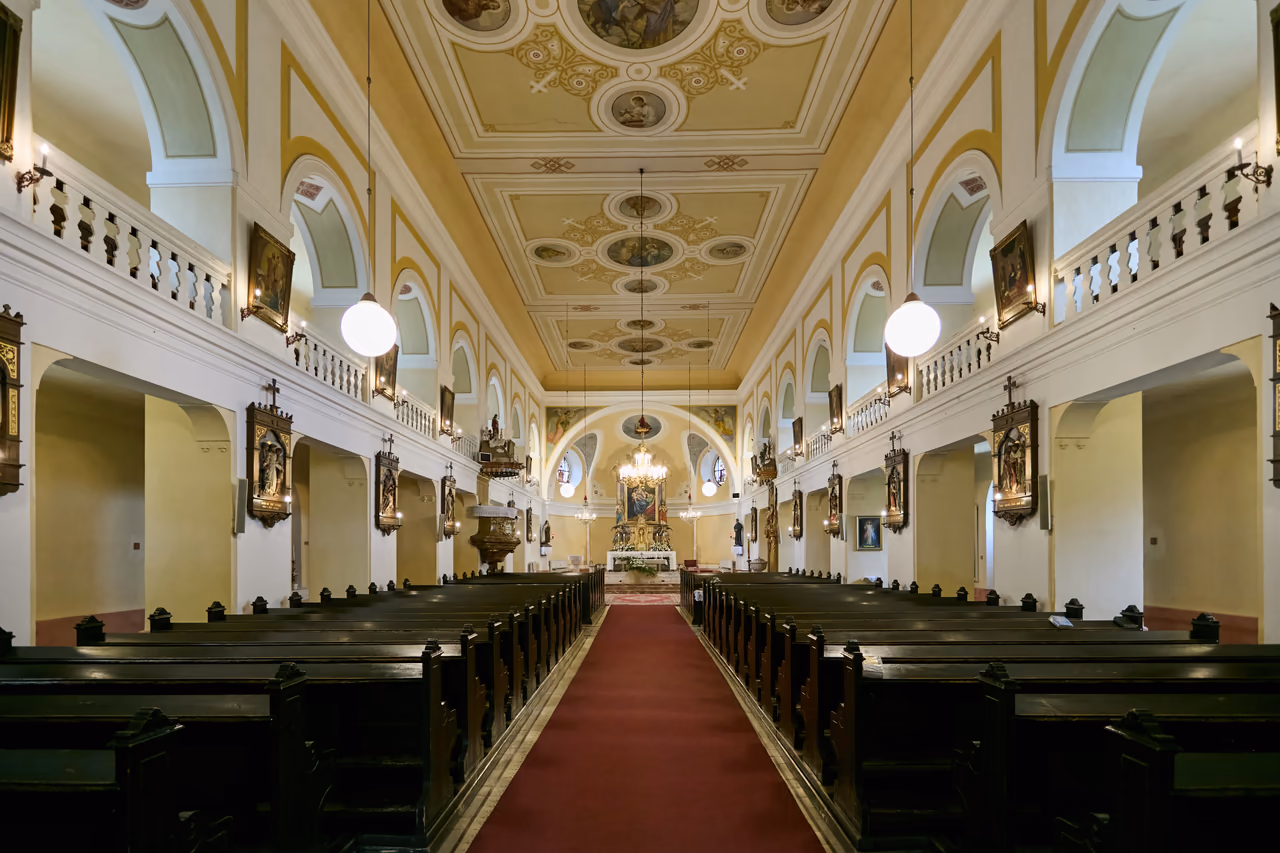 Nawa główna kościoła - po obu stronach wbudowane empory z balustradami, z przodu ołtarz główny