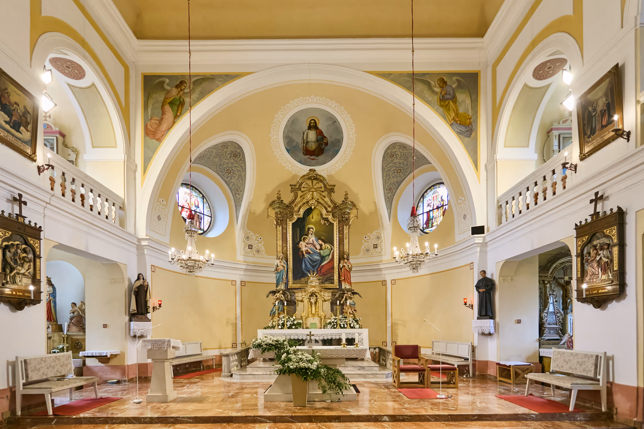Prezbiterium po przebudowie przestrzeni liturgicznej - ołtarz soborowy twarzą do ludzi, za nim ołtarz główny i witraże