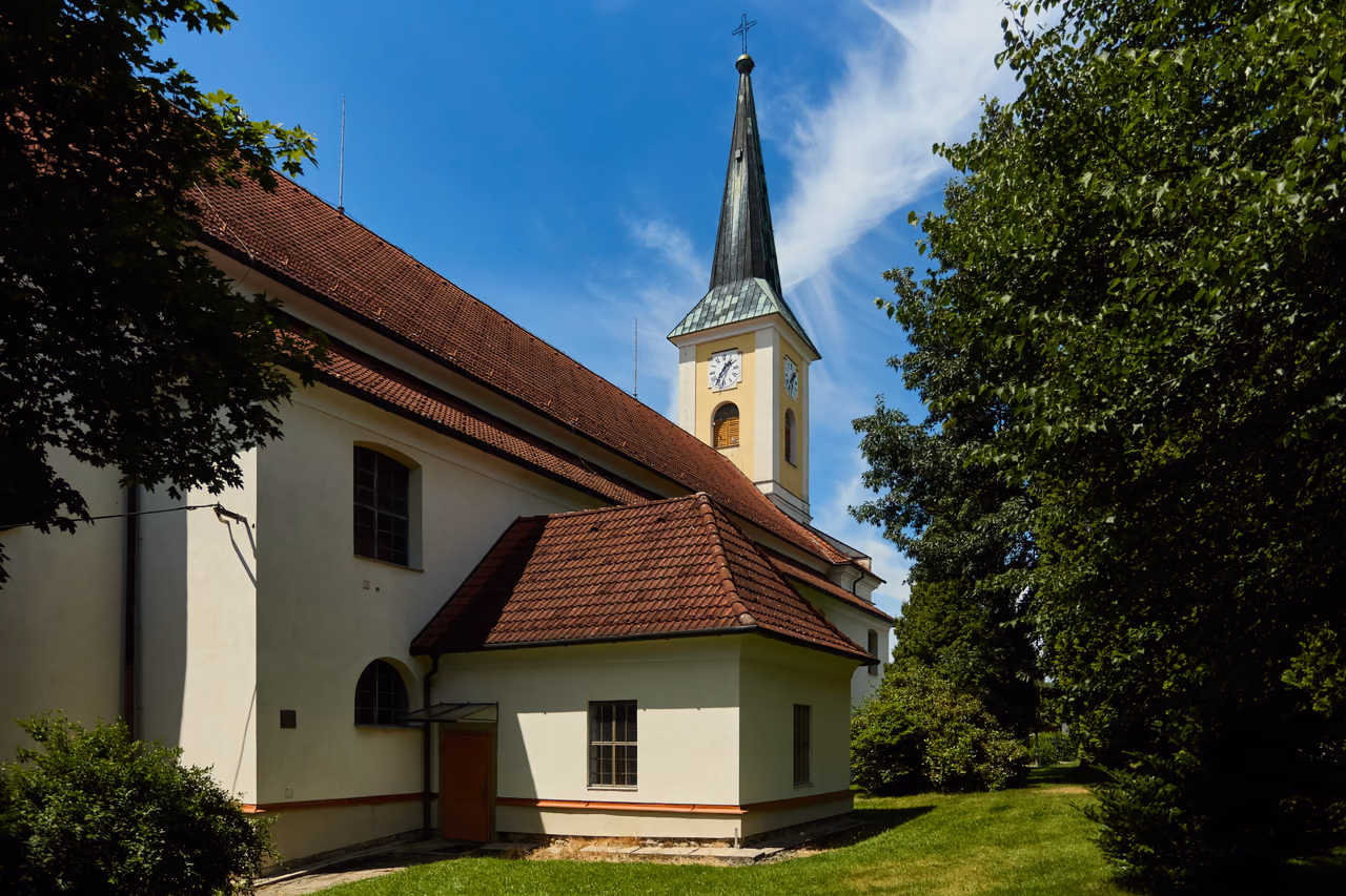 Dzisiejszy murowany kościół św. Katarzyny wśród wysokich drzew - widok od tylnej dobudówki z wieżą w tle