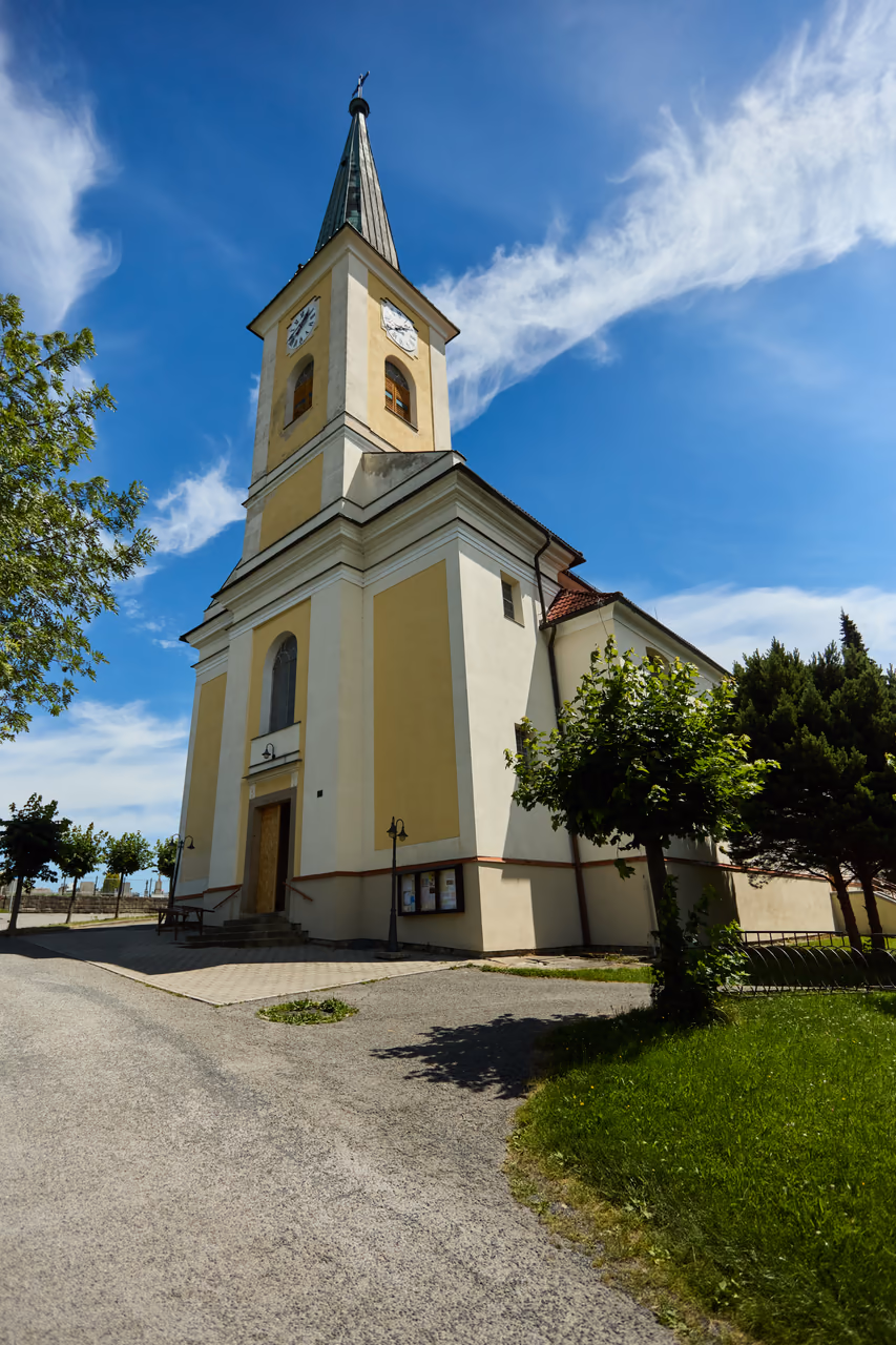 Fasada kościoła w kadrze pionowym z datą MDCCLXXXVIII w kamiennym obramieniu wejścia