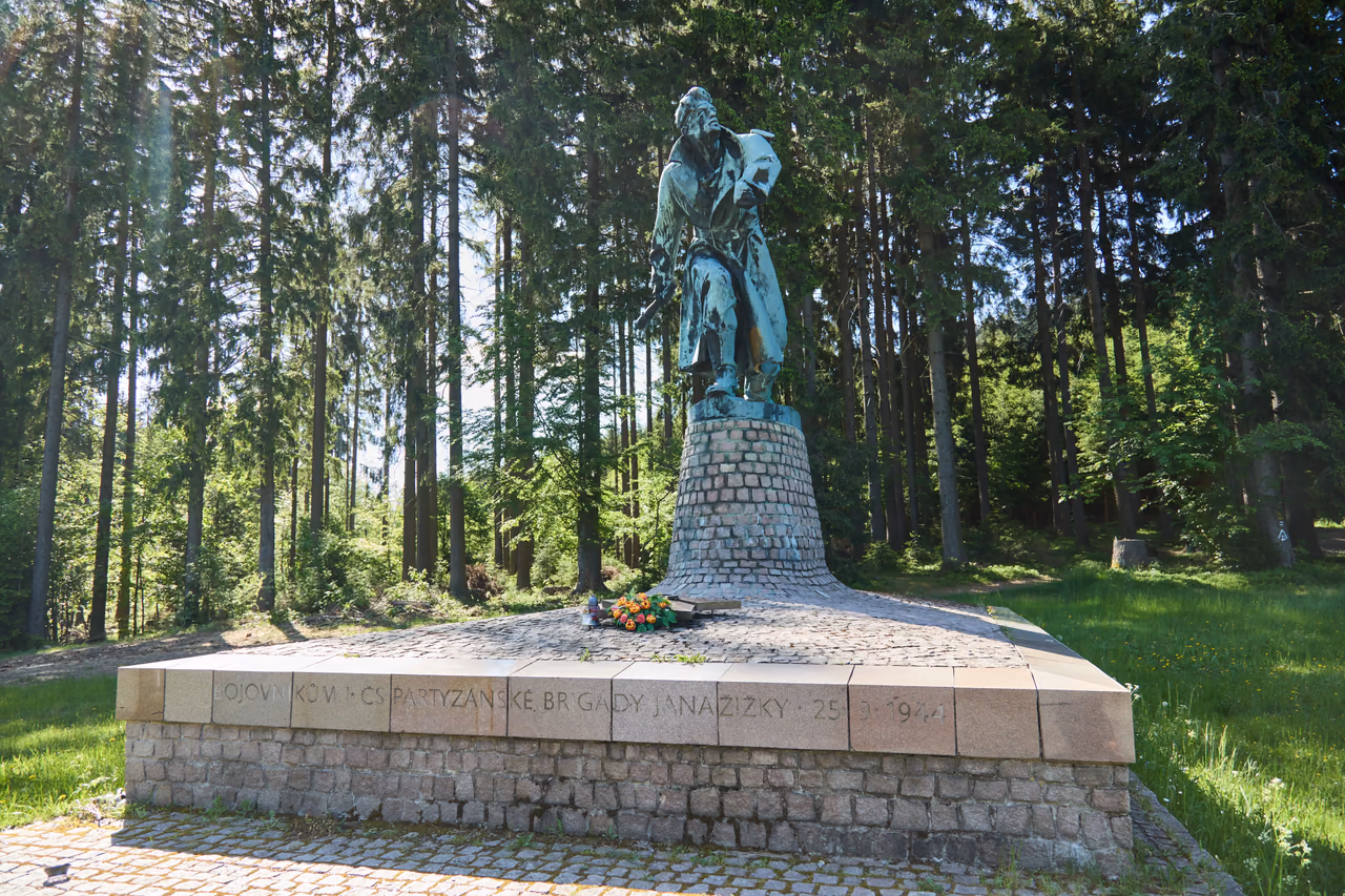 Terasa památníku s českým nápisem Bojovníkům 1. čs. partyzánské brigády Jana Žižky 25. 9. 1944