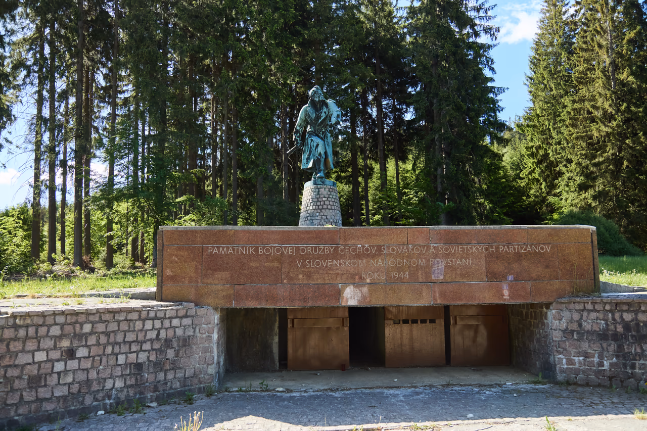 Spodní stěna památníku se slovenským věnováním z roku 1944