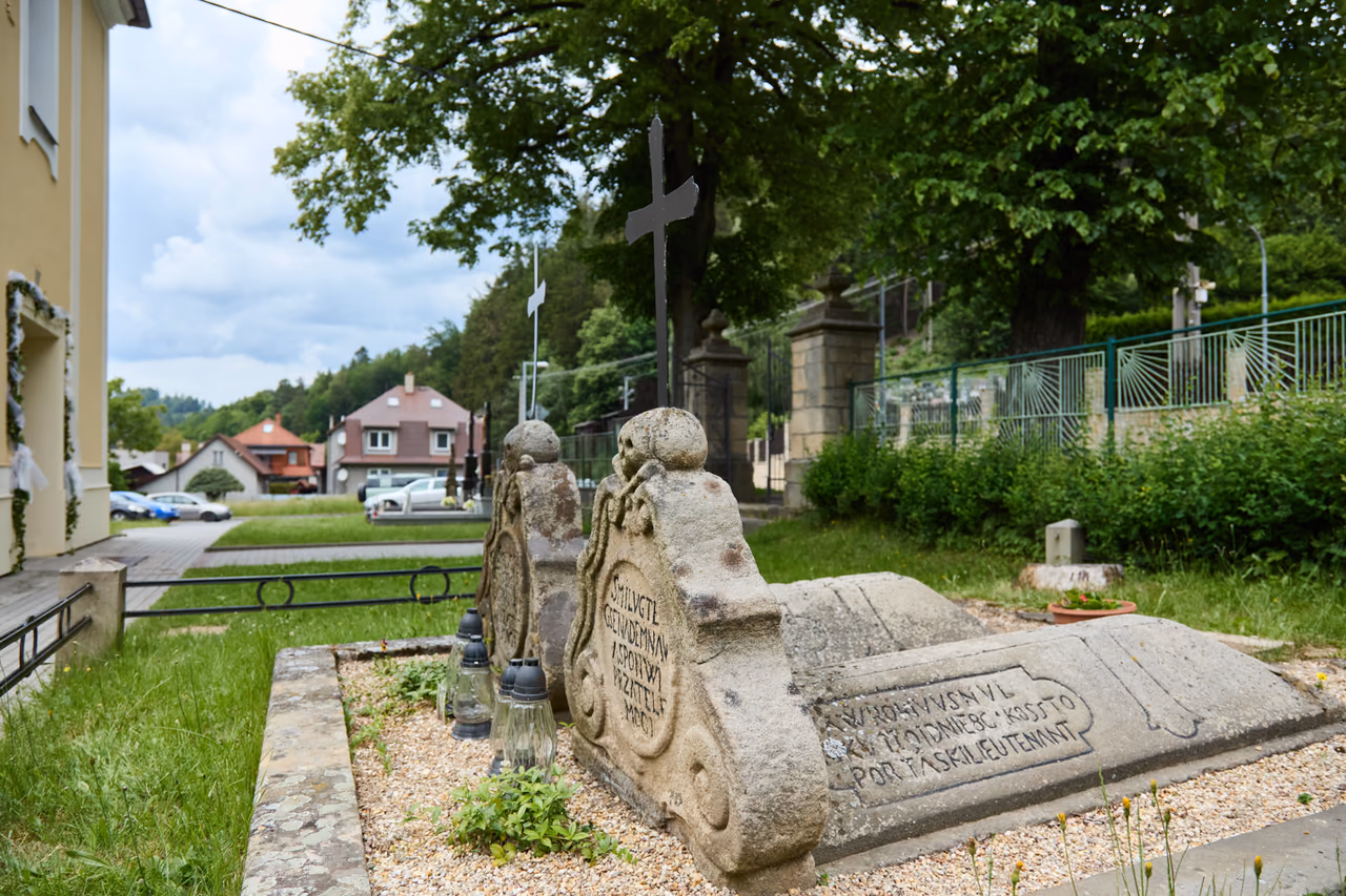 Pohled od kostela: na šikmém víku tumby je vytesaný nápis, v němž je čitelné PORTASKI LIEUTENANT