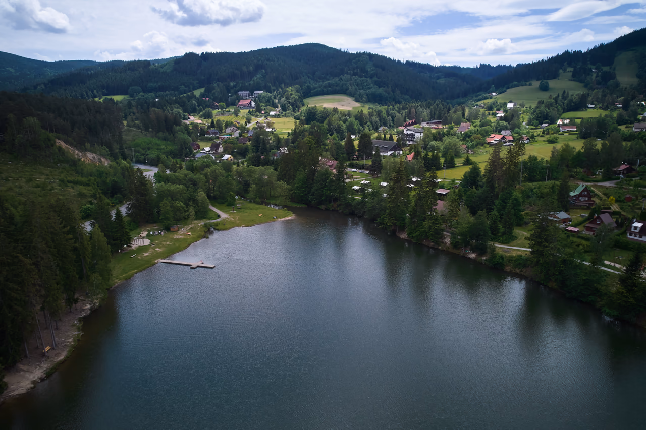 Die Bucht am oberen Ende des Stausees, wo die Rožnovská Bečva in die Talsperre fließt - Badesteg, Liegewiese und Spielplatz am Ufer