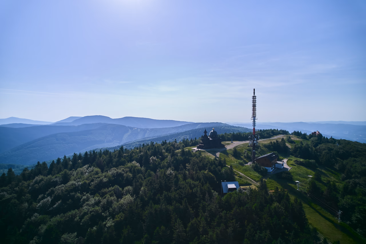 Letecký pohled na vrchol Radhoště s kaplí sv. Cyrila a Metoděje a vysílačem