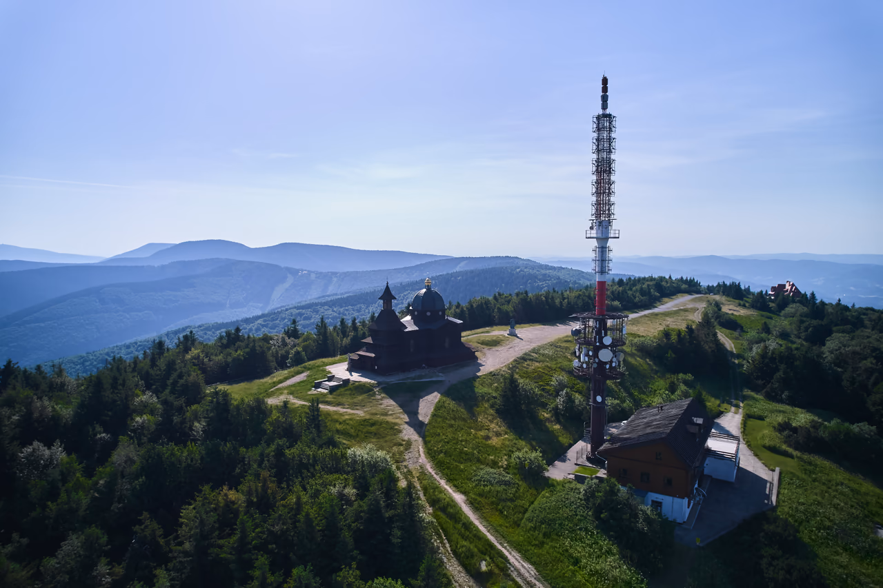 Letecký pohled na vrchol Radhoště s kaplí, sousoším a televizním vysílačem