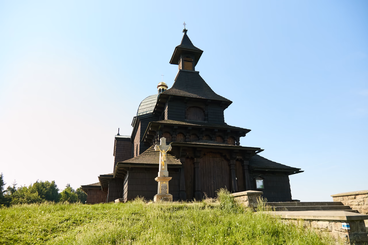 Průčelí kaple sv. Cyrila a Metoděje se zvonicí zepředu