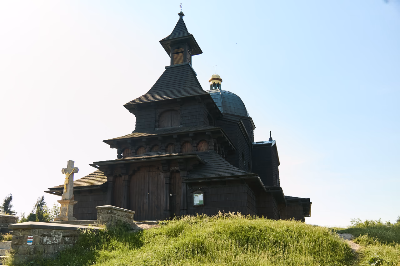 Kaple sv. Cyrila a Metoděje se šindelovou zvonicí, ve které zvon visí