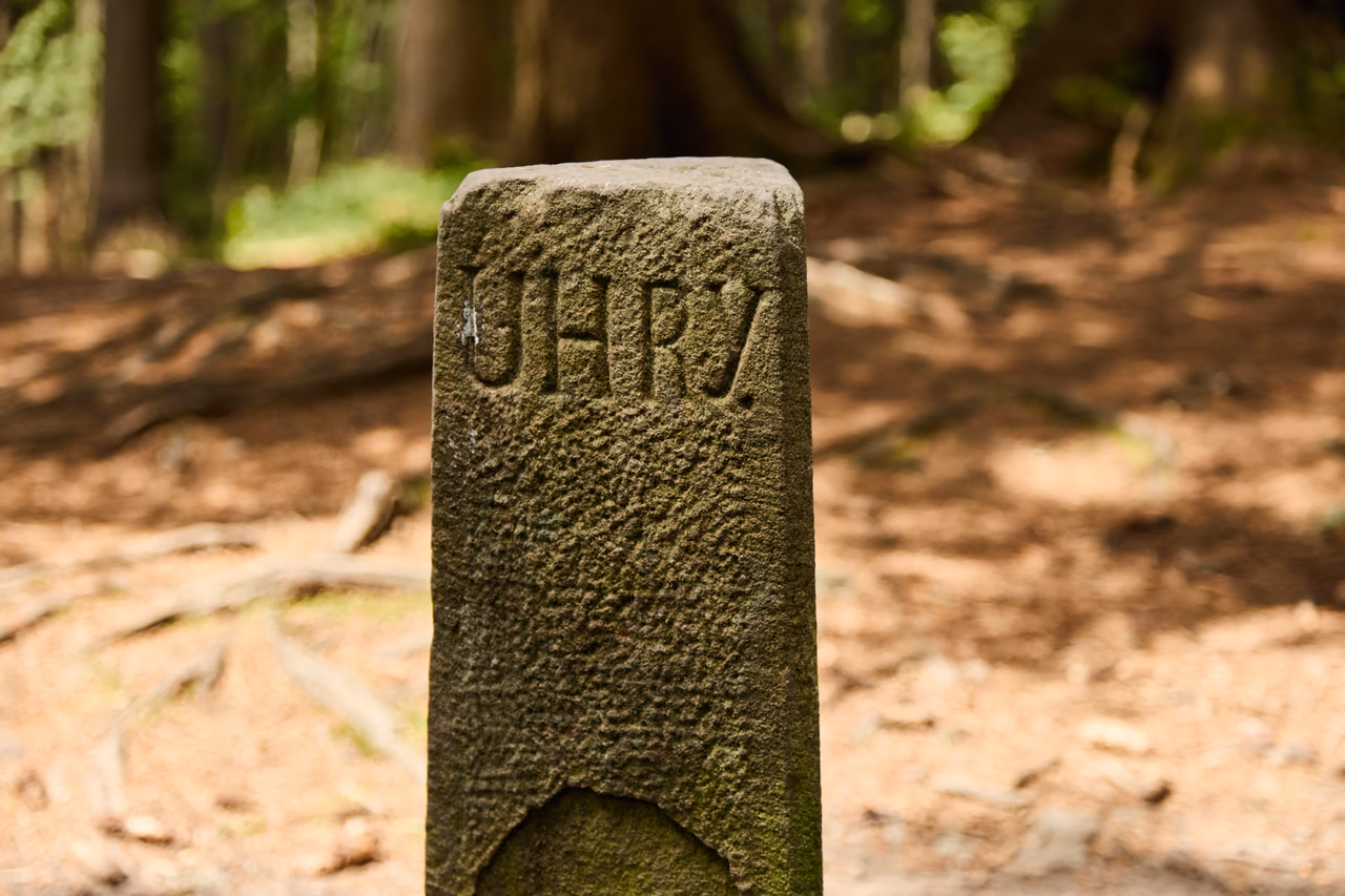 Detail strany hraničního kamene s vytesaným nápisem UHRY