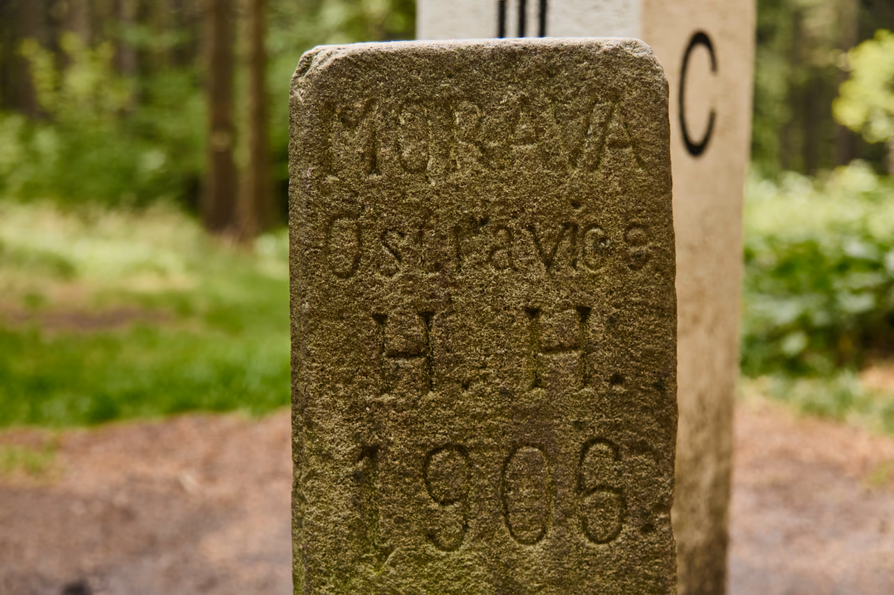 Detail strany hraničního kamene s nápisy MORAVA, Ostravice, H. H. a letopočtem 1906