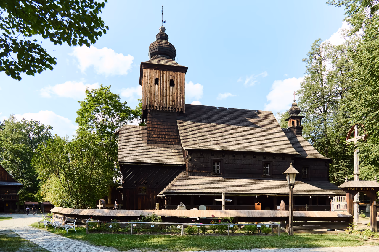 Kirche der hl. Anna von der Seite – Turm, Schindeldach und offener Umgang entlang des Schiffs
