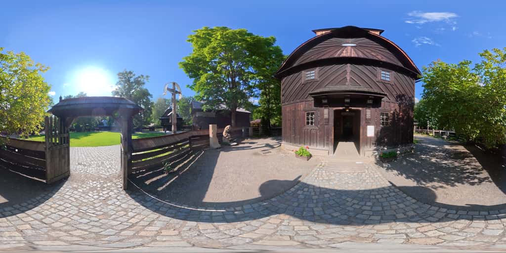 360° pohled po Valašském Slavíně - cesta kolem kostela mezi náhrobky