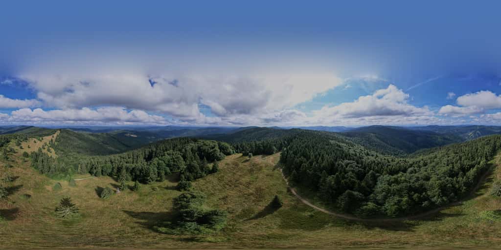 360° pohľad z dronu nad vrcholovou čistinou Veľkého Javorníka s dreveným dvojkrížom