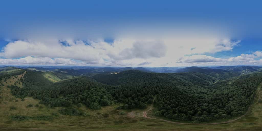 360° pohľad z dronu vyššie nad hrebeňom Javorníkov