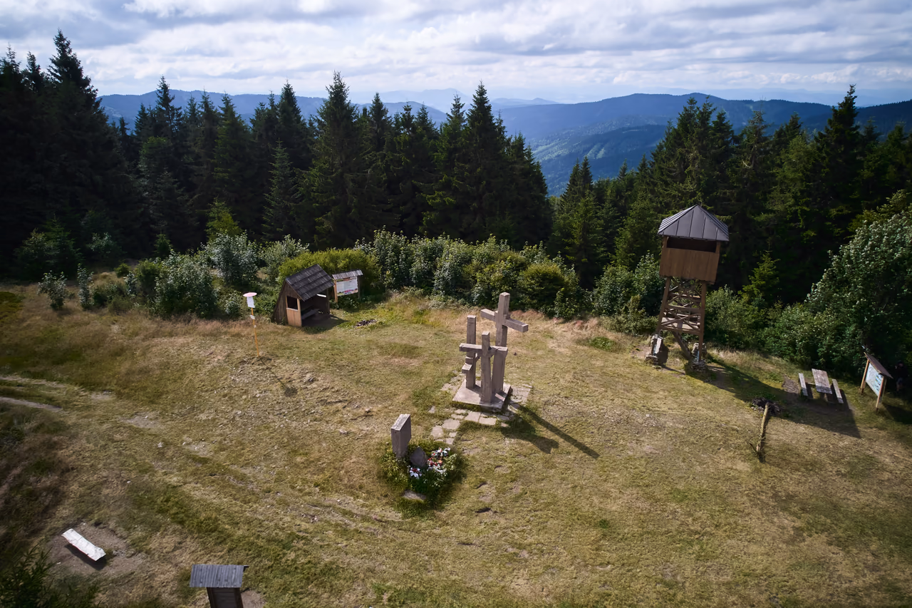 Letecký pohled na vrcholovou mýtinu Ztracence s trojicí křížů, rozhlednou, přístřeškem a lavicemi