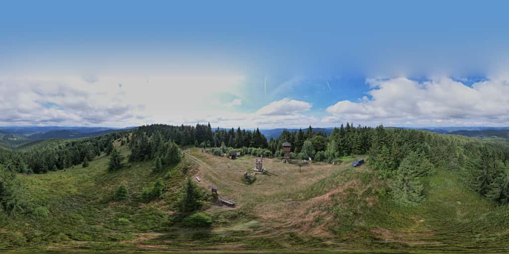 Dronová 360° sféra nad vrcholovou mýtinou Ztracence - tři kříže, dřevěná rozhledna a hřeben Javorníků do všech stran